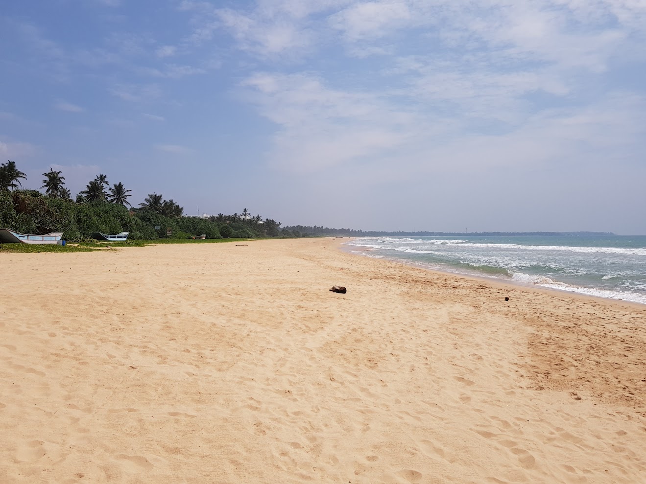 Lång öde sandstrand